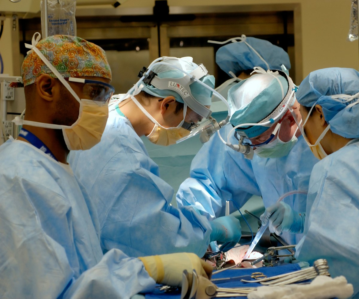 Equipo médico en cirugía, Cirugía General